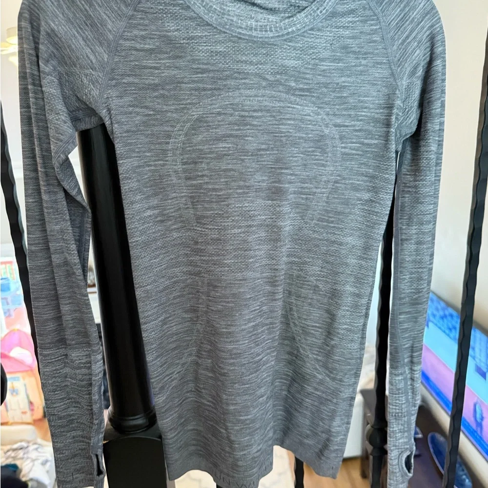 Lululemon Athletica Gray Fitted Long Sleeve Tee Swiftly - Picture 1 of 2